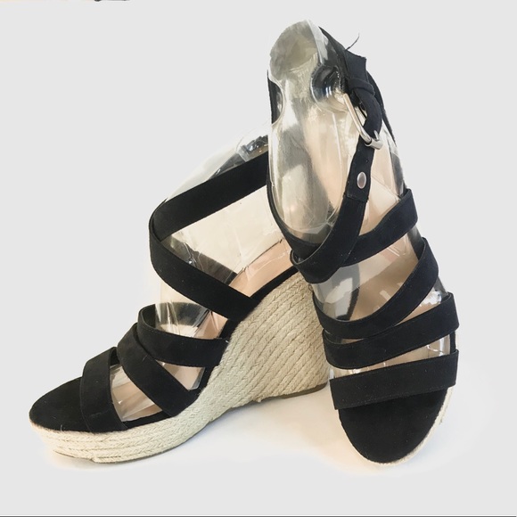 ⭐️LIKE NEW⭐️Women’s Black Strappy Wedge Sandal! - Picture 4 of 6